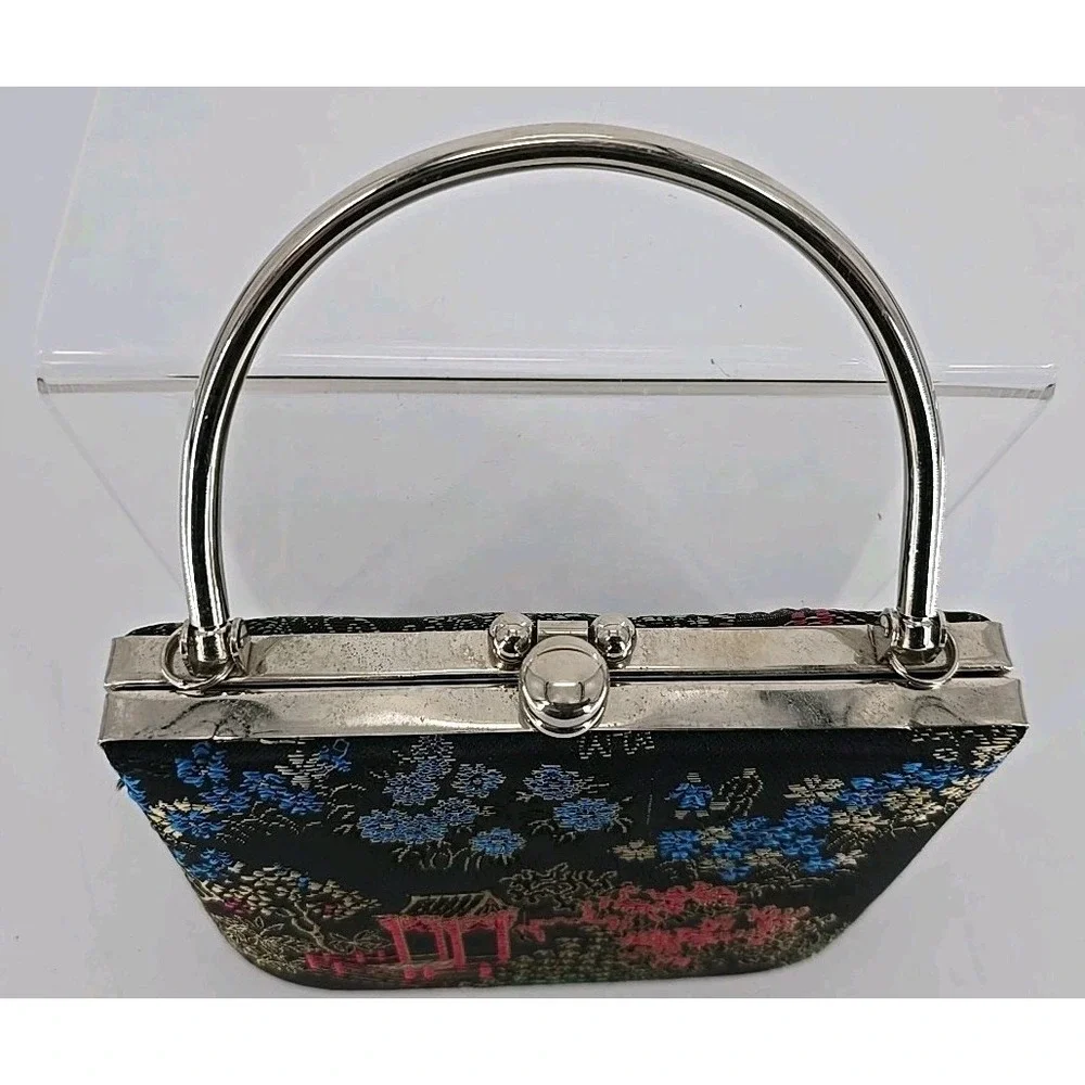 The Unbranded Brand tapestry snap