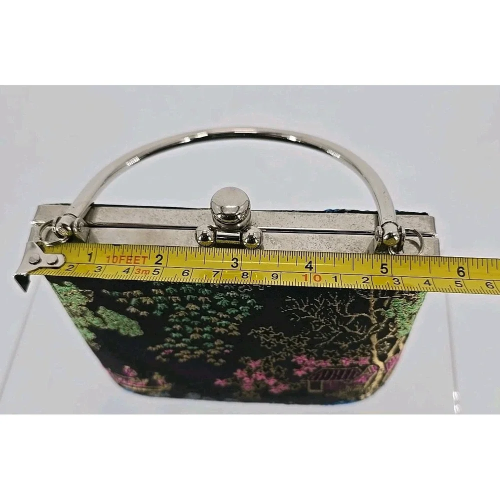 The Unbranded Brand them closure ship