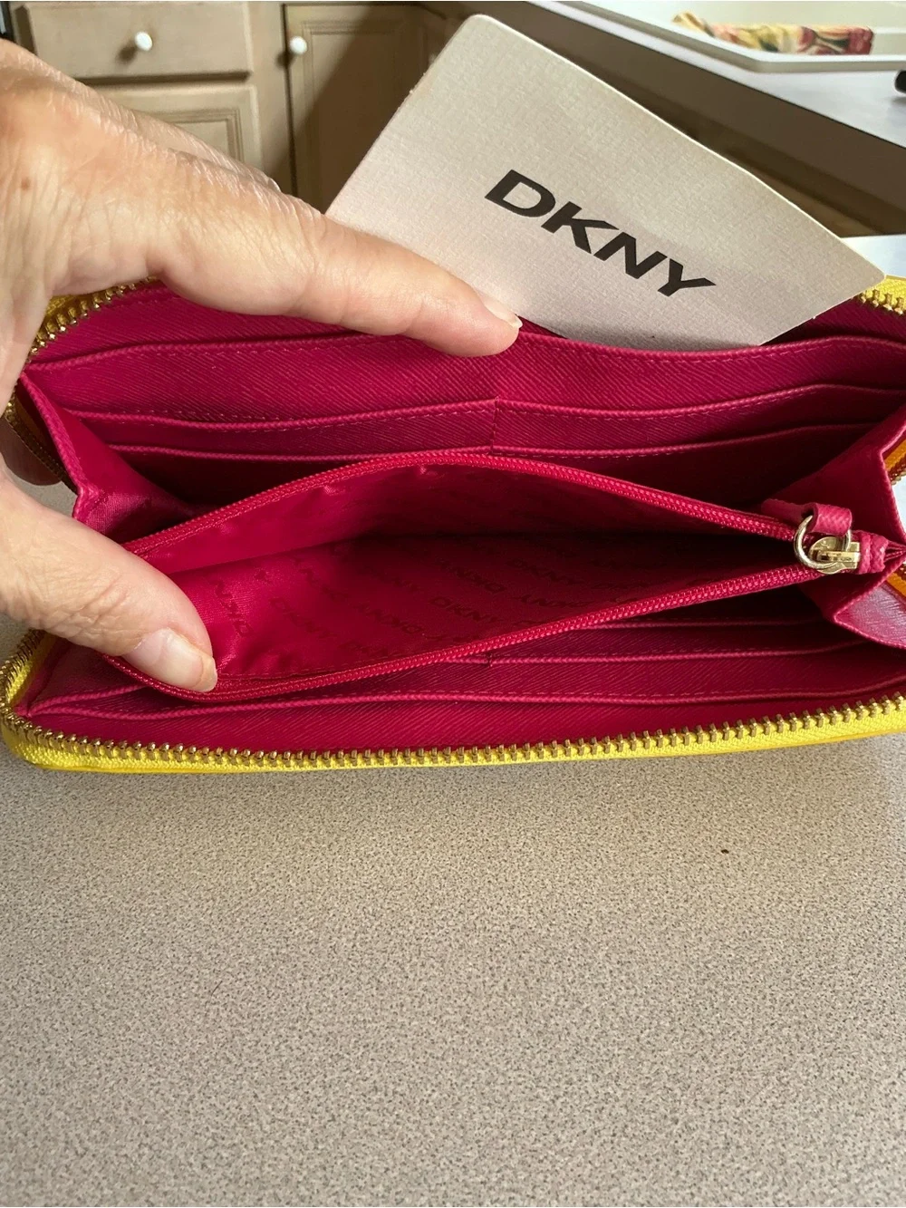 Dkny silhouette gold vivid