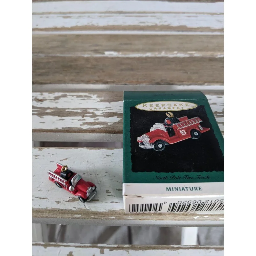 Hallmark North Pole fire‎ truck 1993 miniature Chri