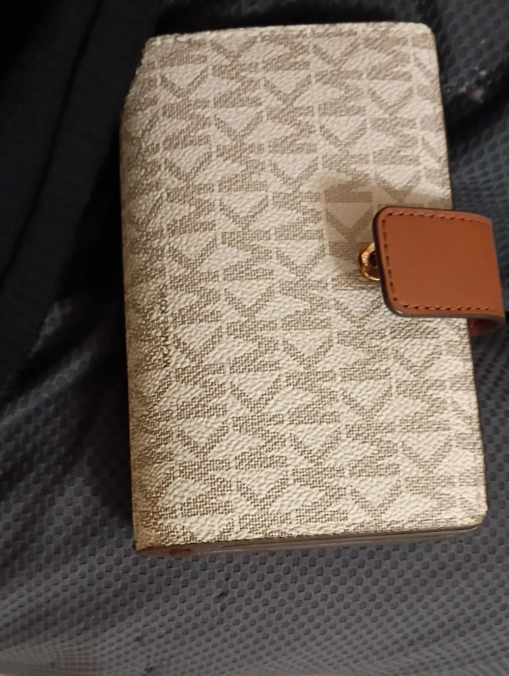 Michael Kors compact zip