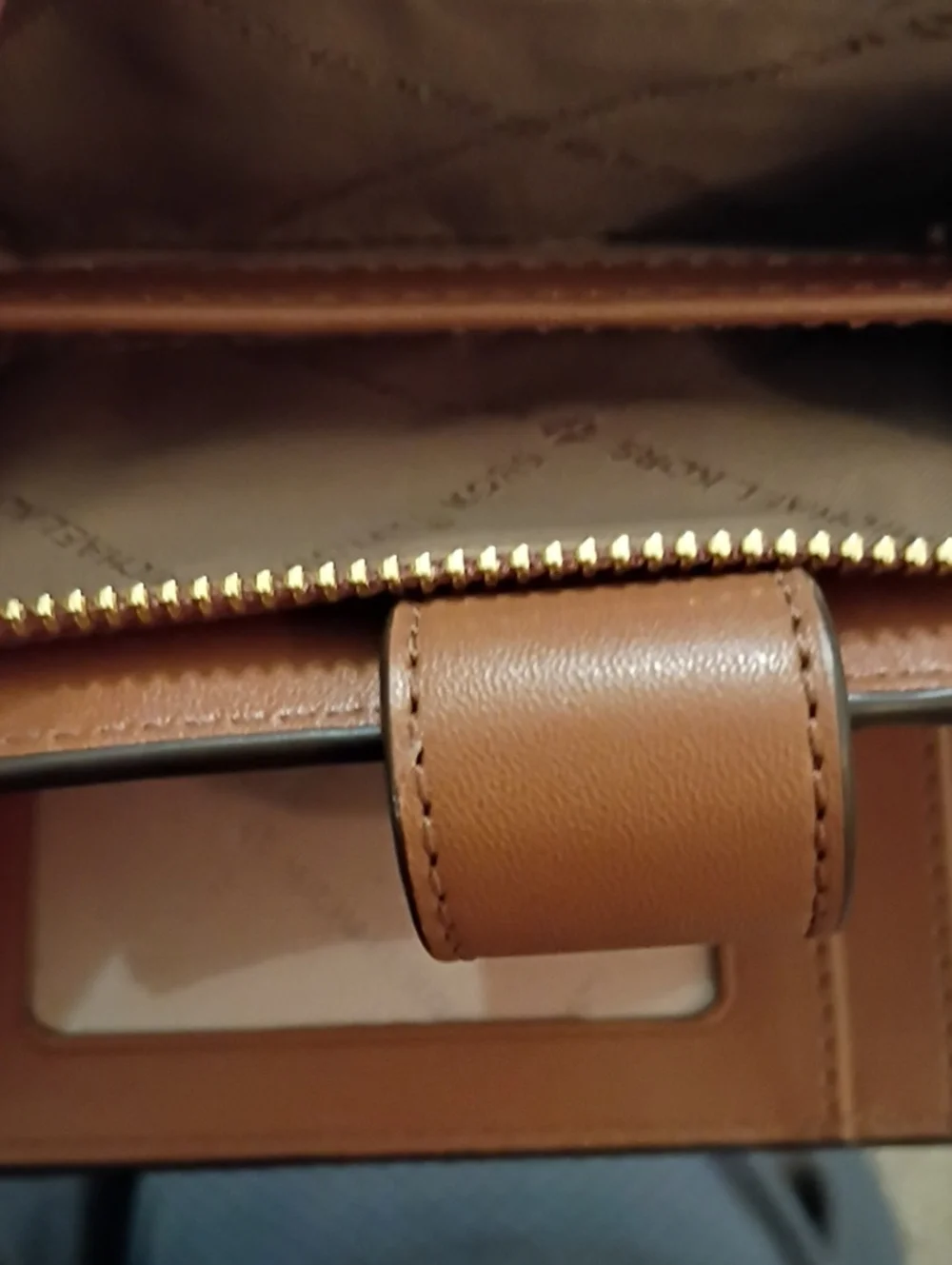 Michael Kors compact zip