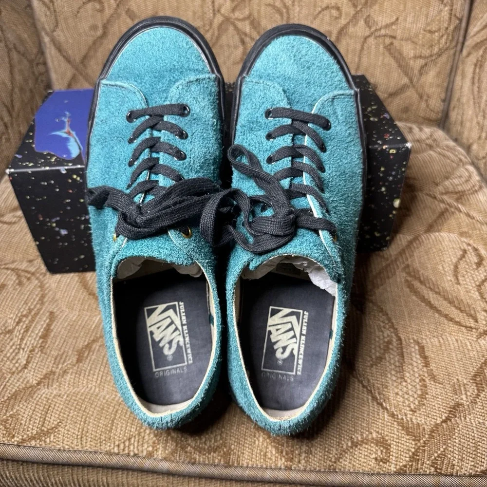 Vans comes laces