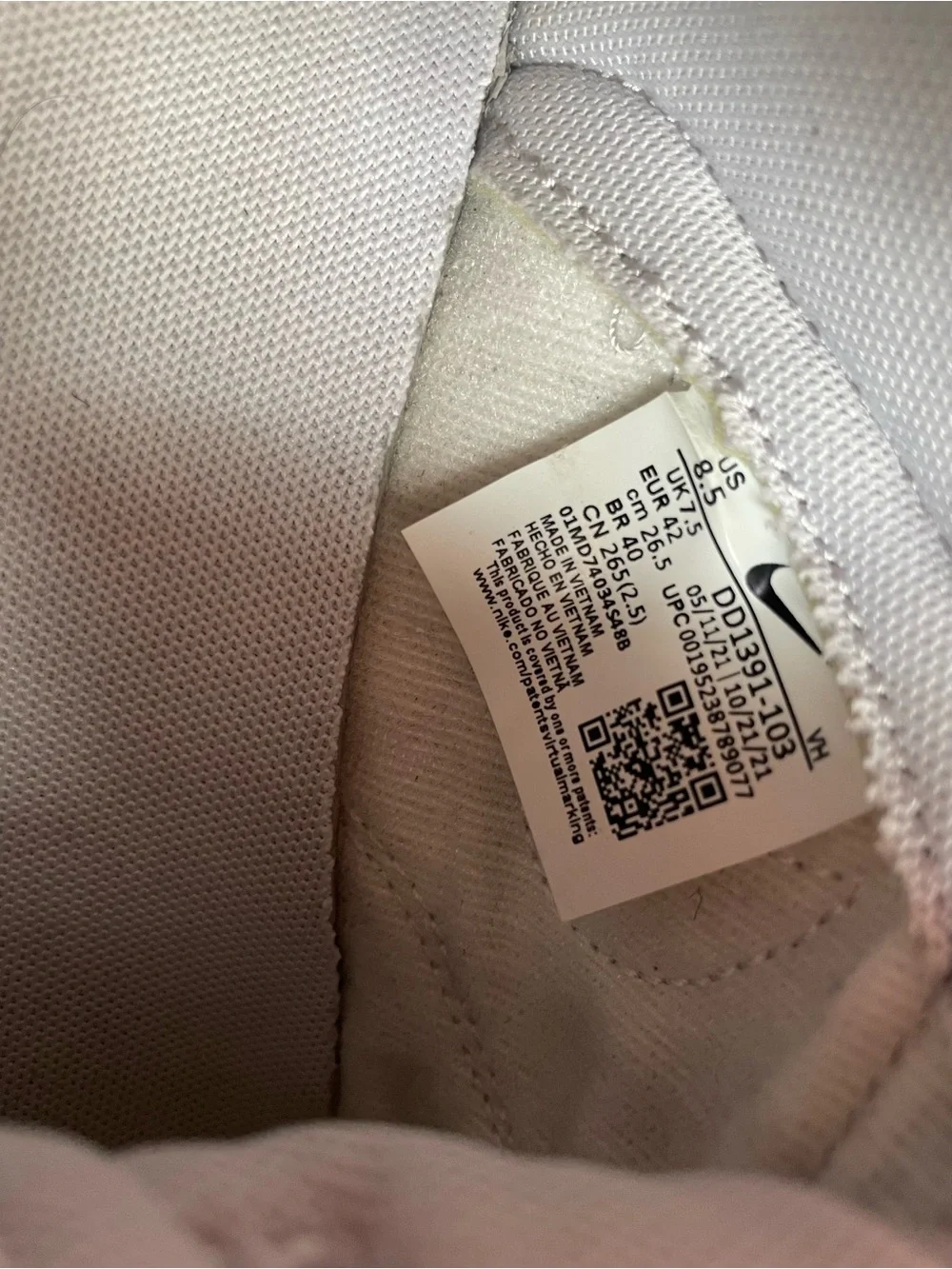 Nike Low-Top Sneakers in White and Light Gray