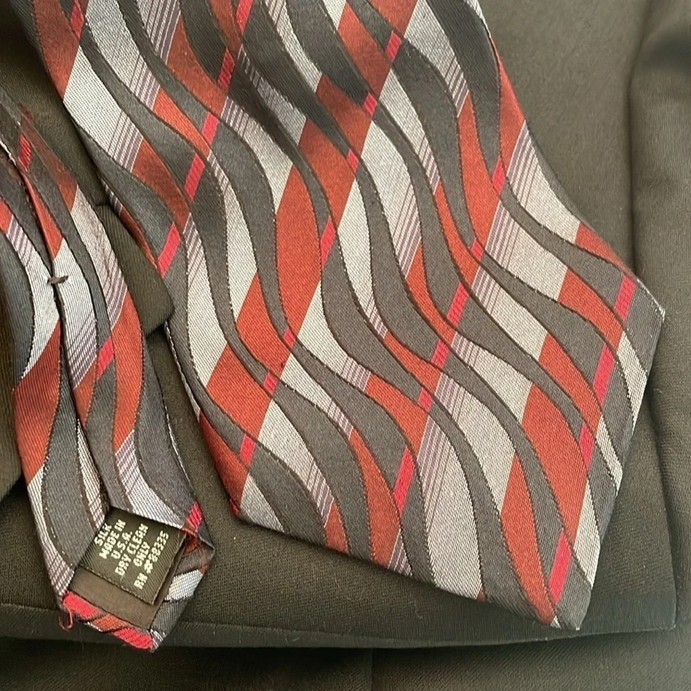 Jos A Bank Wool 2 Button 2 Piece Men's Suit 42L Black  39 x 31 Silk Striped Tie