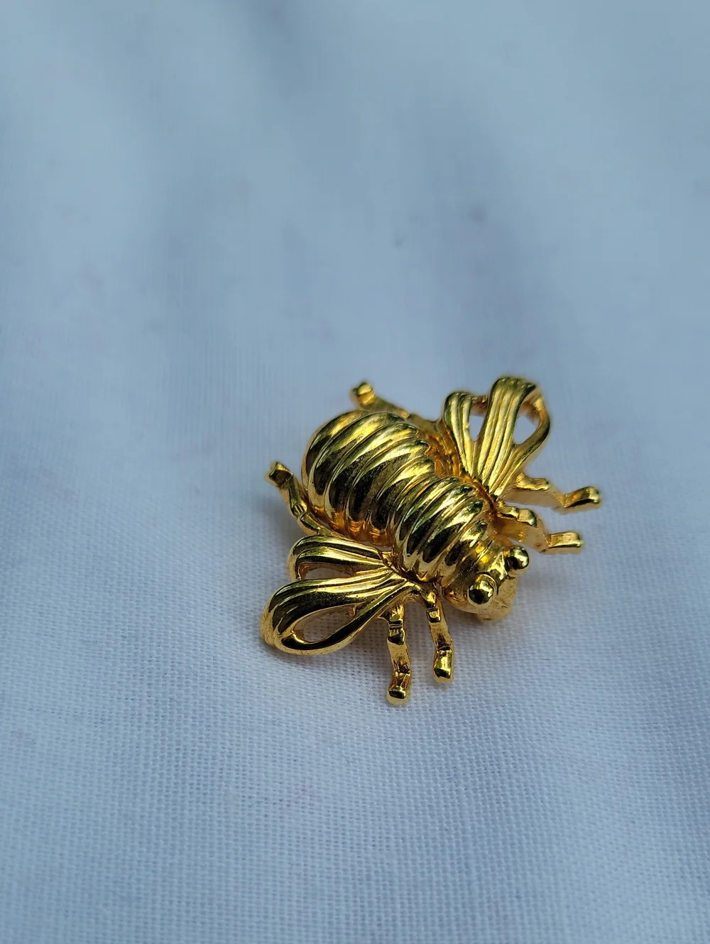 Vintage Joan Rivers Gold Tone  Bee Brooch 