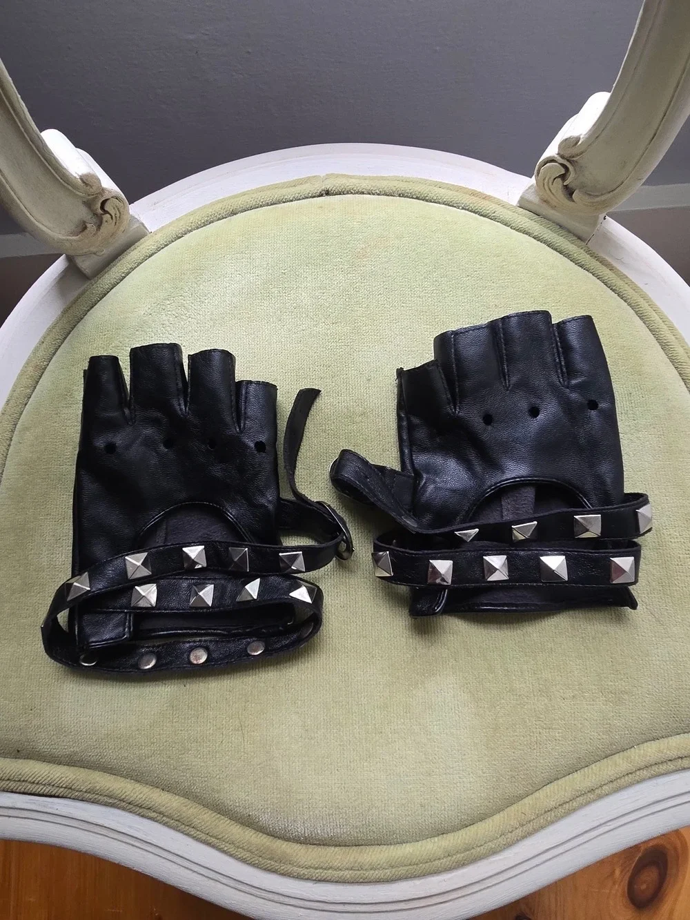 Black Studded Wrist Wrap Fingerless Leather Gloves- unbranded