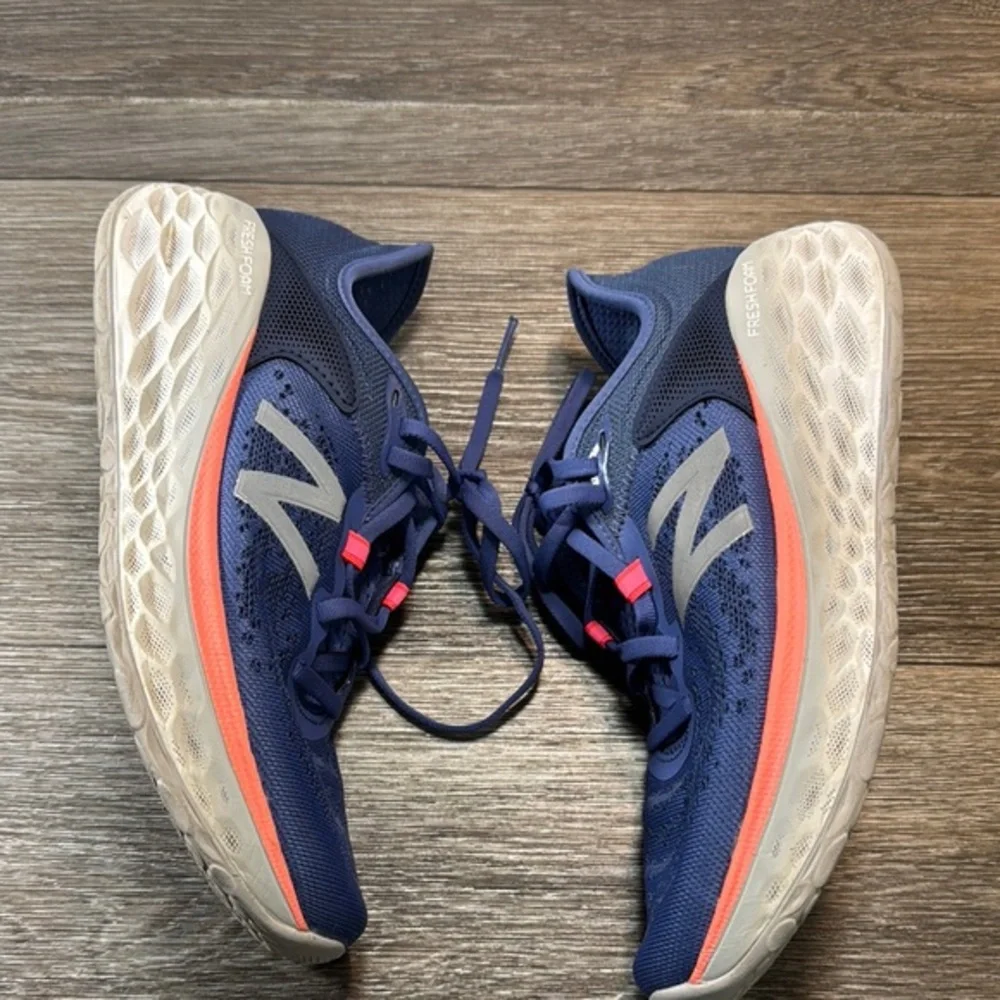New Balance fresh foam Navy Running Shoes woman’s size 8.5 (b211)