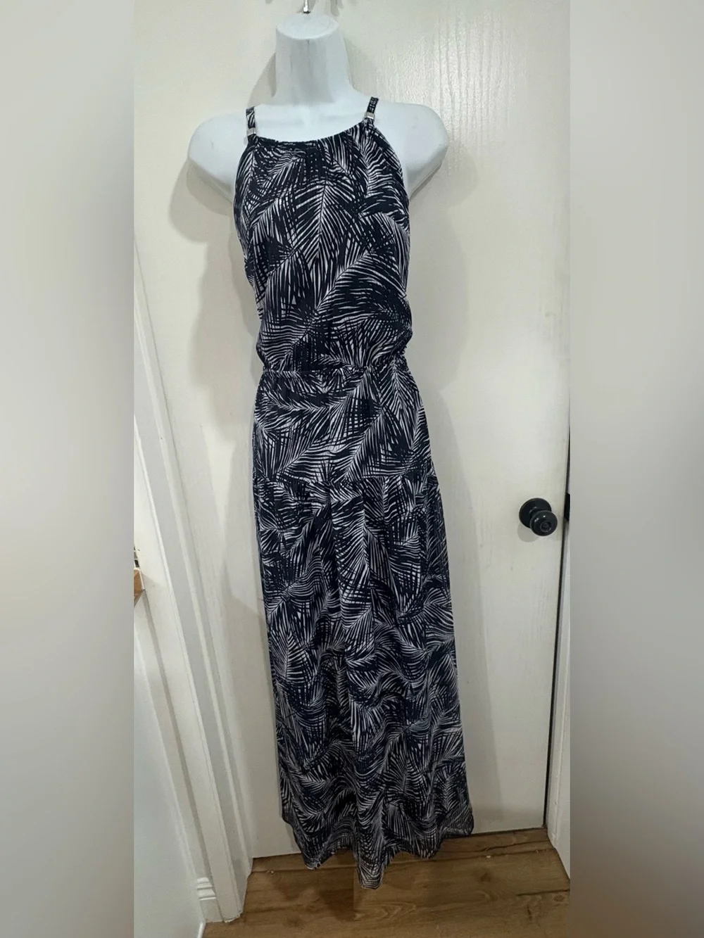 Tropical resort/vacation Sleeveless Palm-Print Maxi Dress in Navy and White