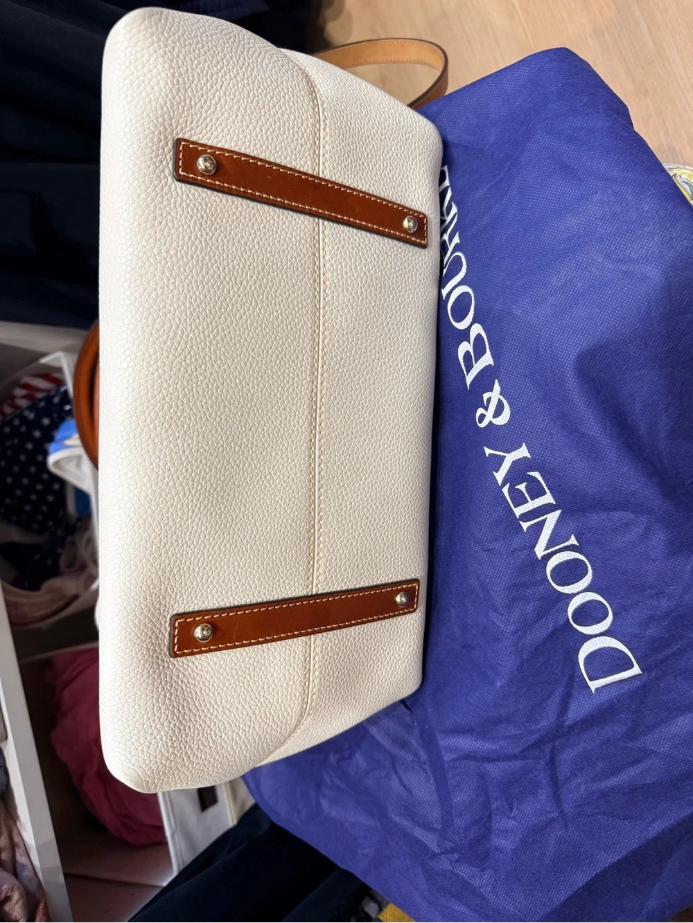 Dooney & Bourke use leather brown