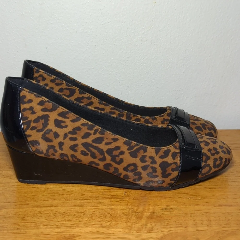 Clarks Mallory Strap Wedge Pump Leopard Print Business Casual Women's Size 7.5