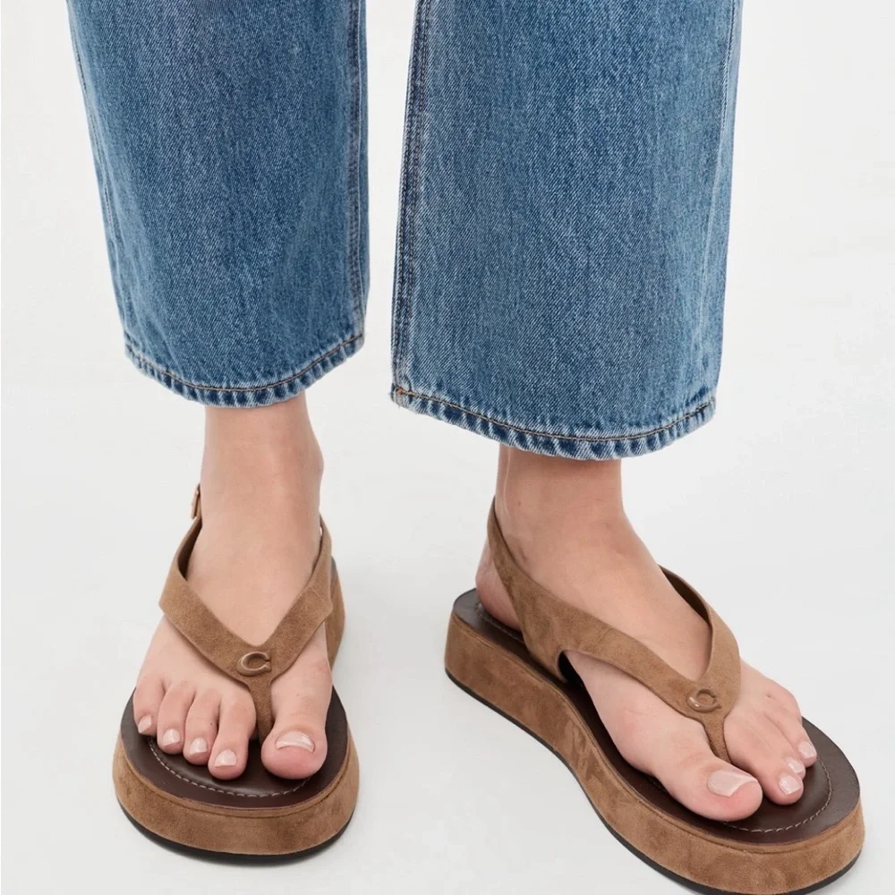 Coach sculpted platform