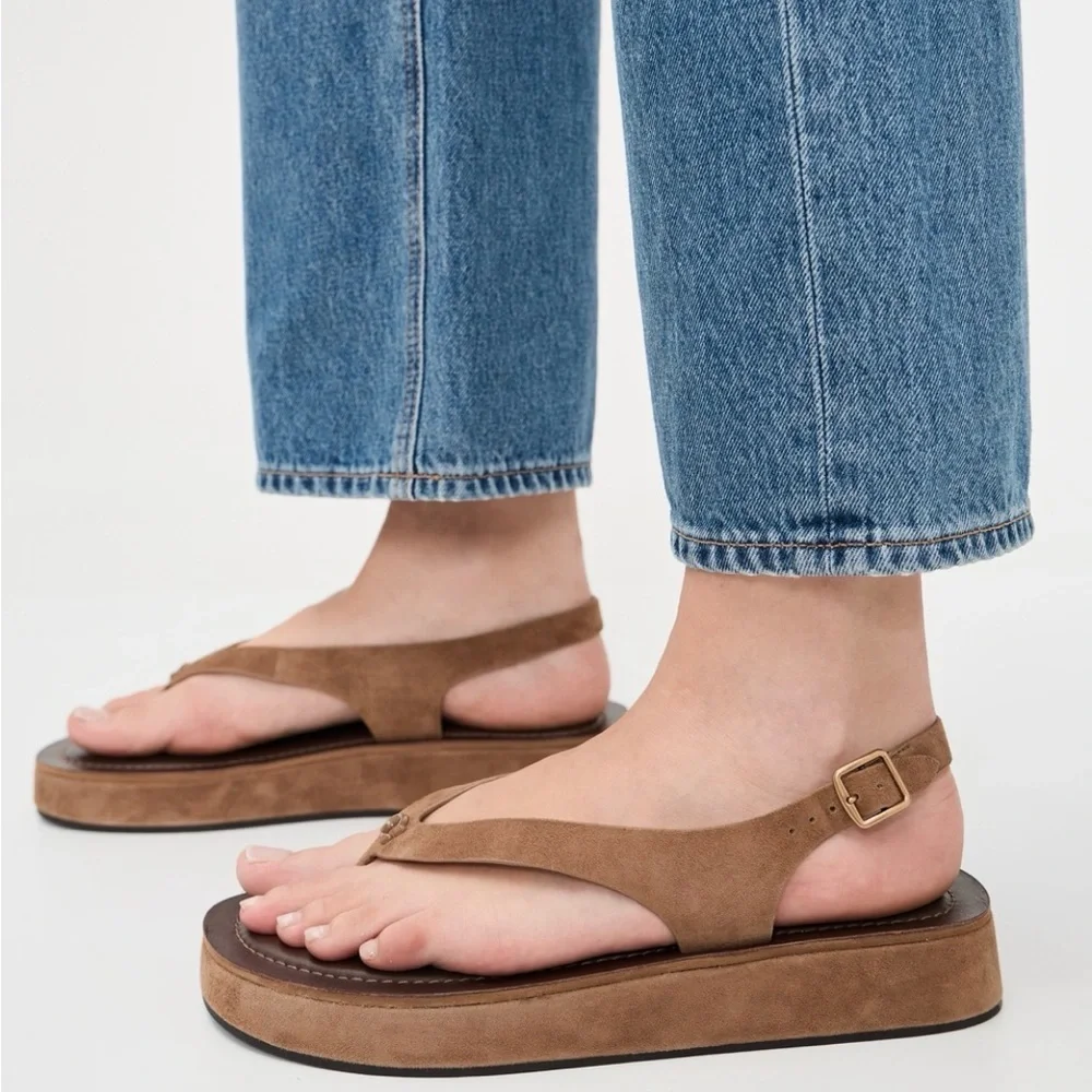 Coach sculpted platform