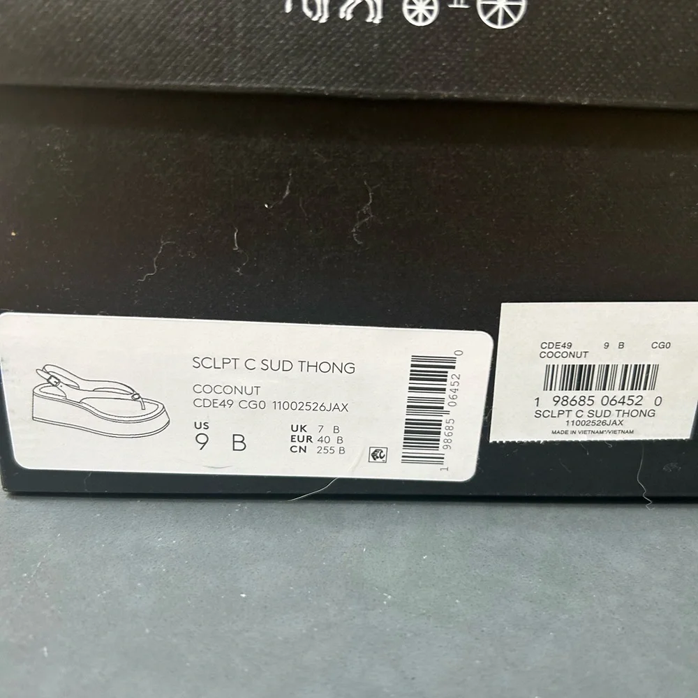 Coach sculpted platform