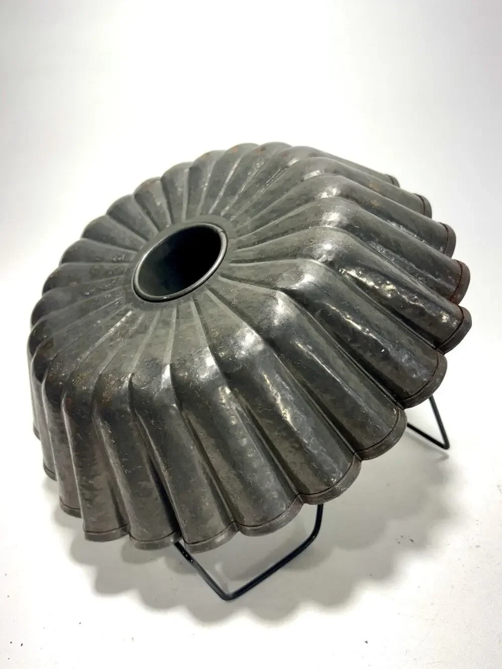 Vintage Fluted Tube Pan Bundt Cake Mold Primitive Farmhouse Bakeware