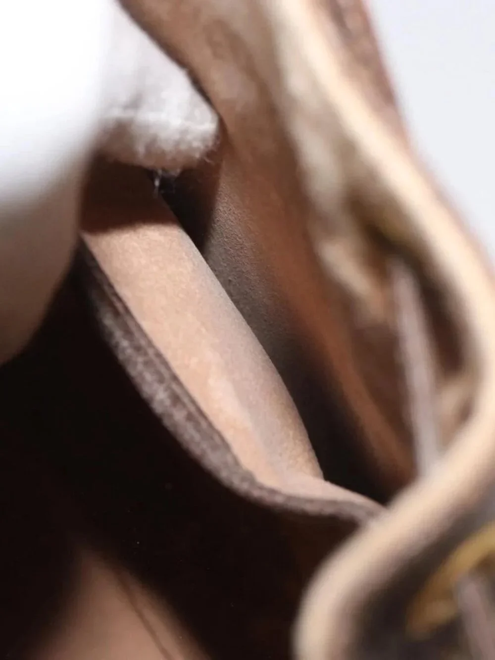 Gucci crack serial leather：rubbing