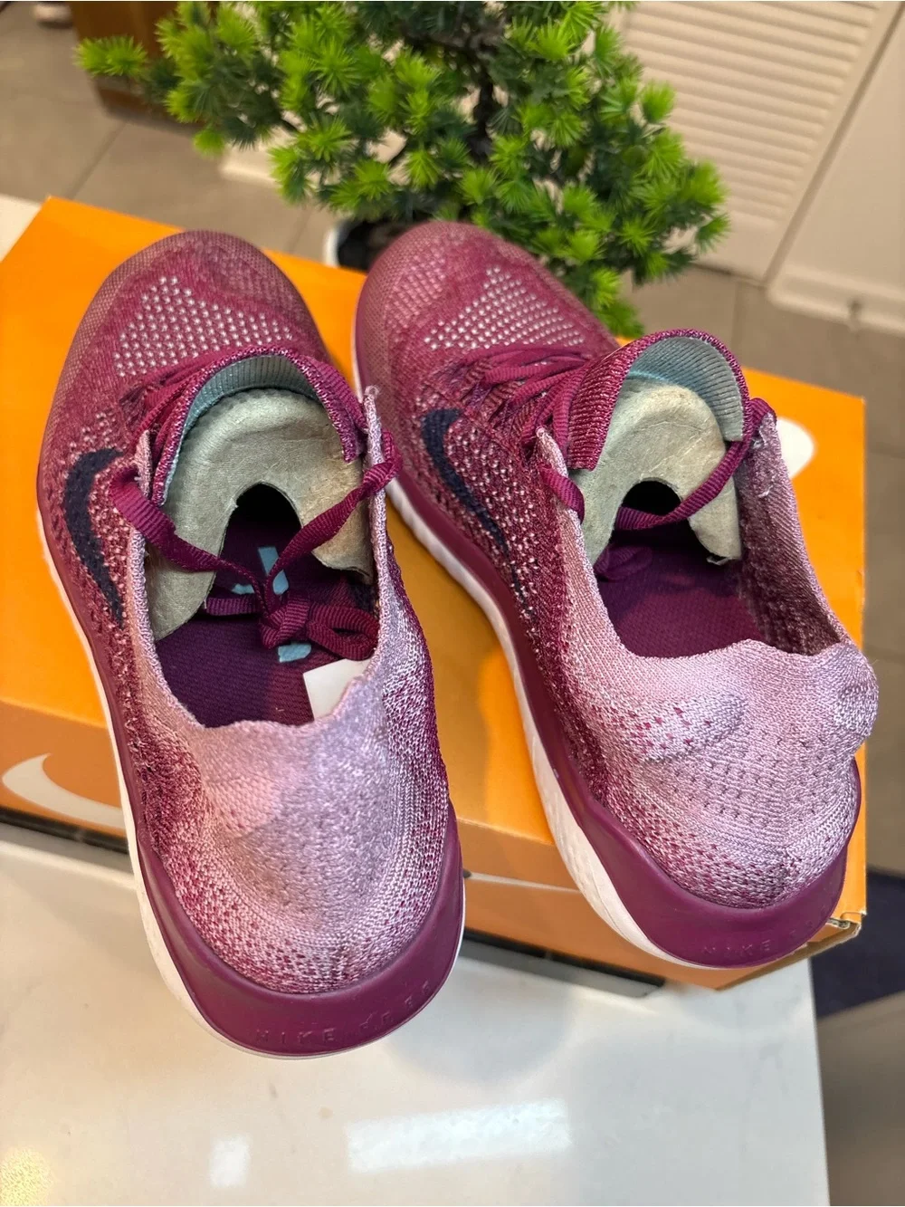 Nike free swoosh accent