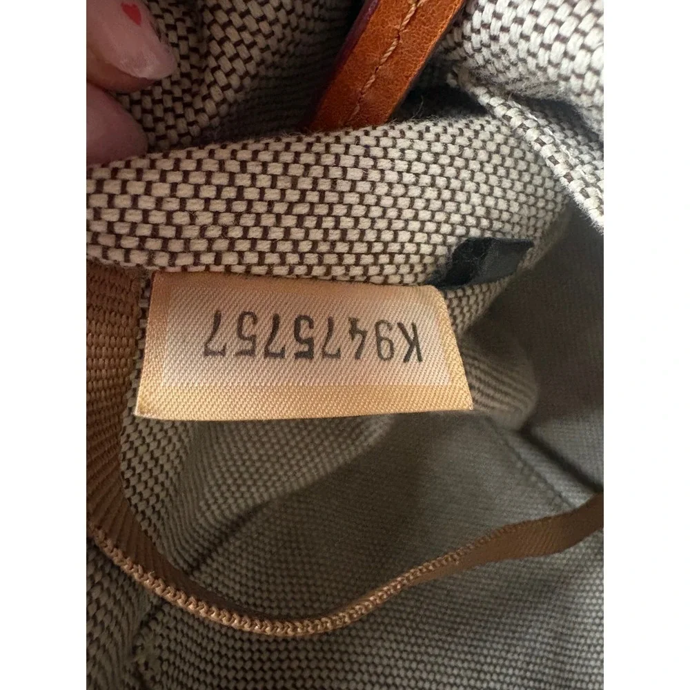 Dooney & Bourke pockets strap