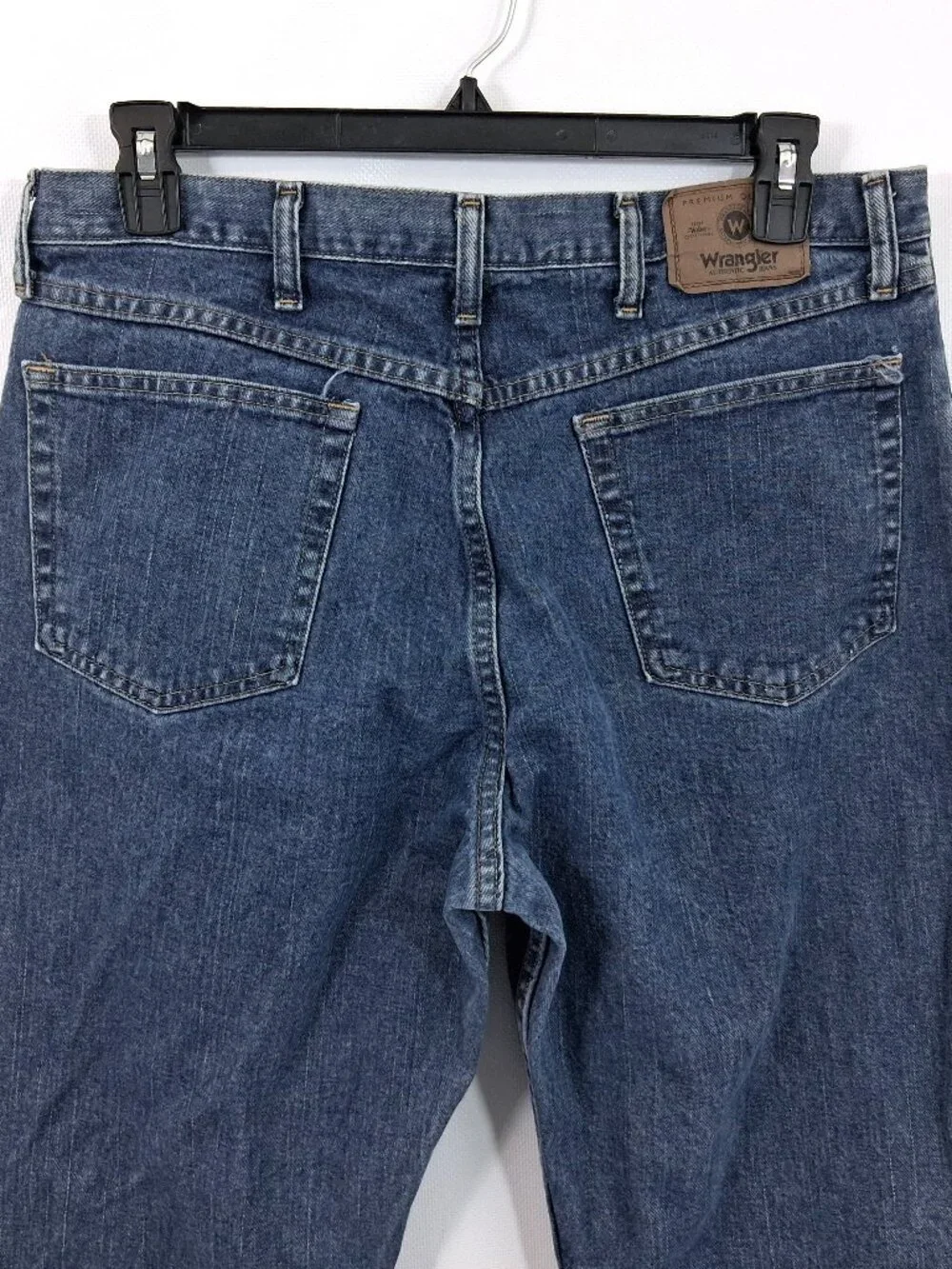 Men's Wrangler Relaxed Fit Straight Leg Jeans Medium Vintage Wash Sz 36X30