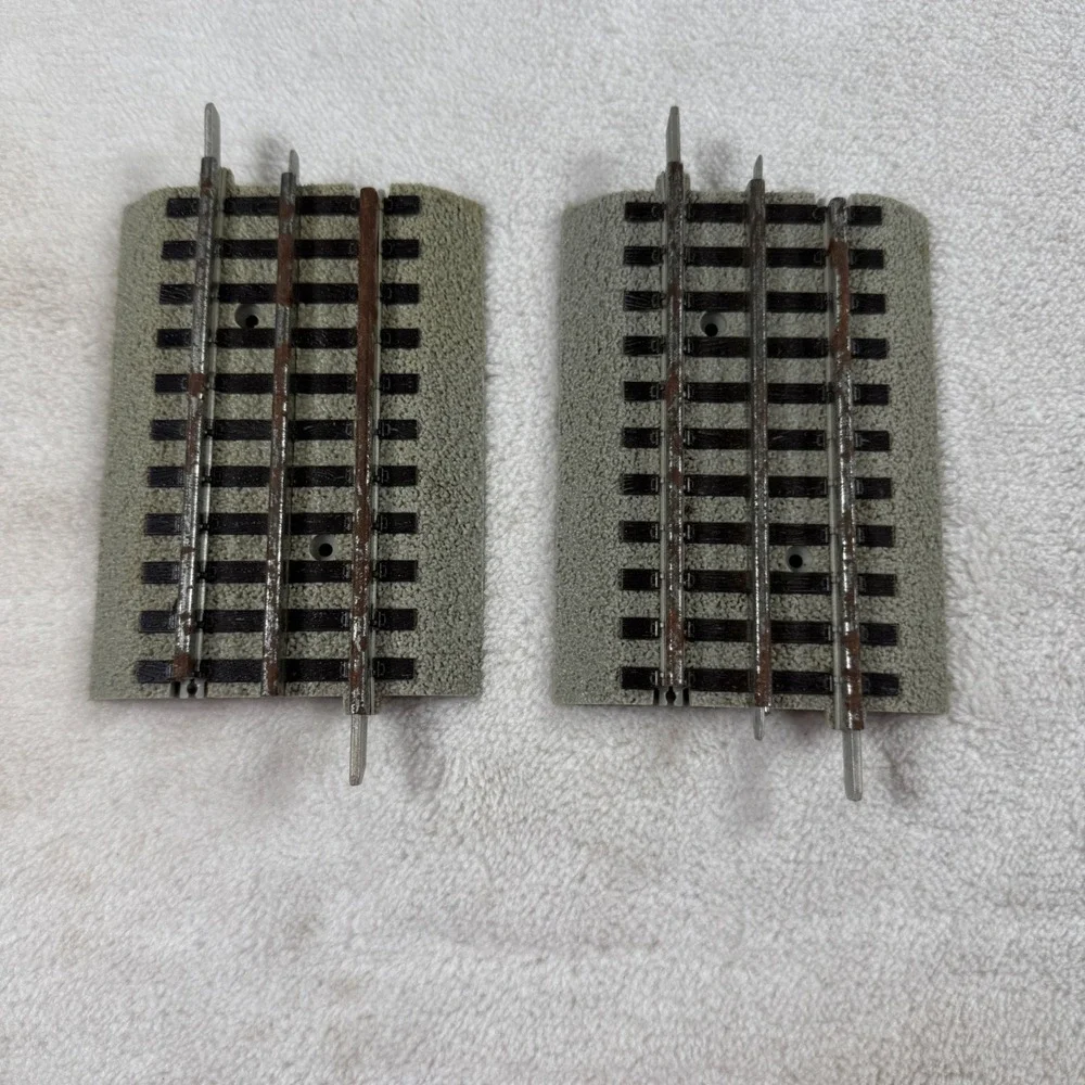 Lionel FasTrack 4.5 Inch Straight Track O Gauge Model Train 2 Piece Lot Gray