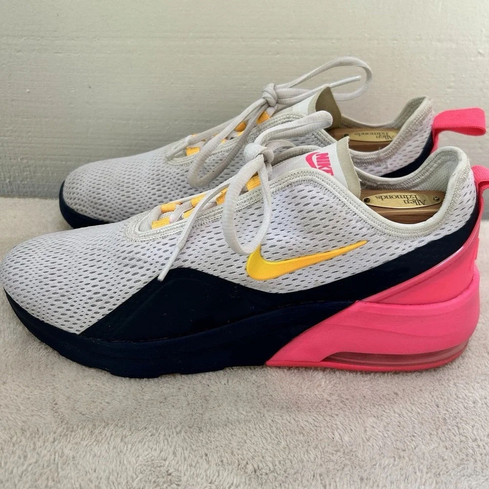 Nike Womens Air Max Motion 2 CI6515-100 White Running Shoes Sneakers Size 11 EUC
