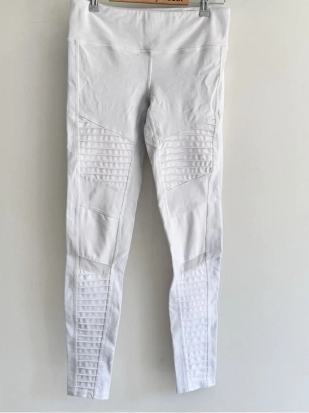 ALO Yoga gently pre