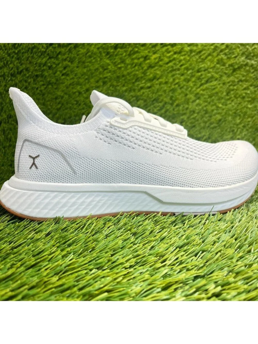Flux Adapt Runner White Gum Womens Size 8 Athletic Walking Knit Shoes Sneakers