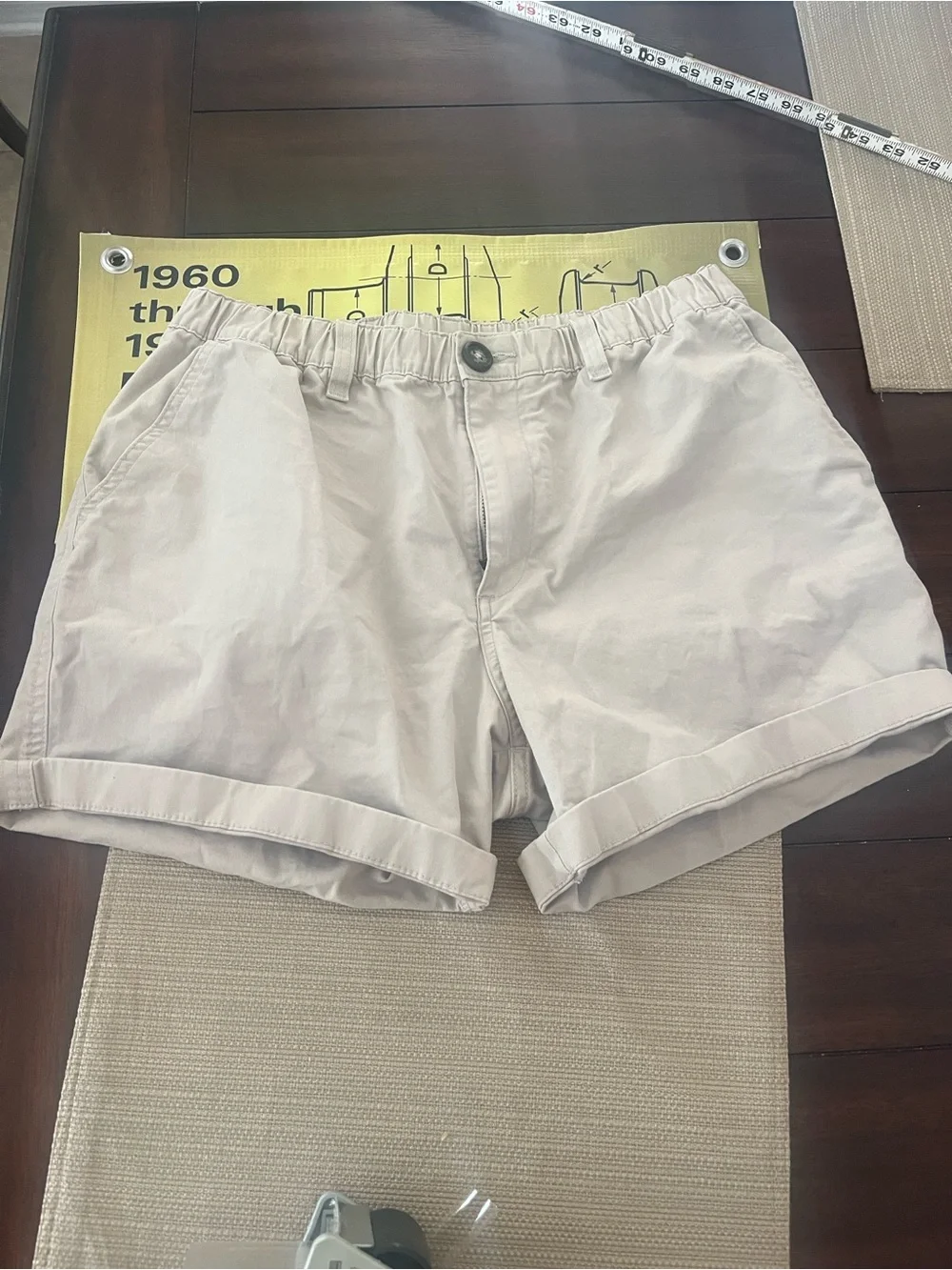 Lot  3  Chubbies mens 5.5 Rolled-Hem Shorts in Light Beige medium