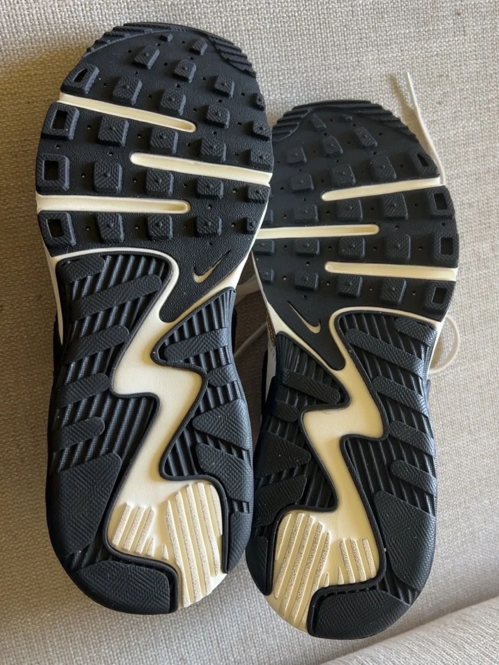 Nike Air Max Women’s White Gold Black Sneakers Size 7