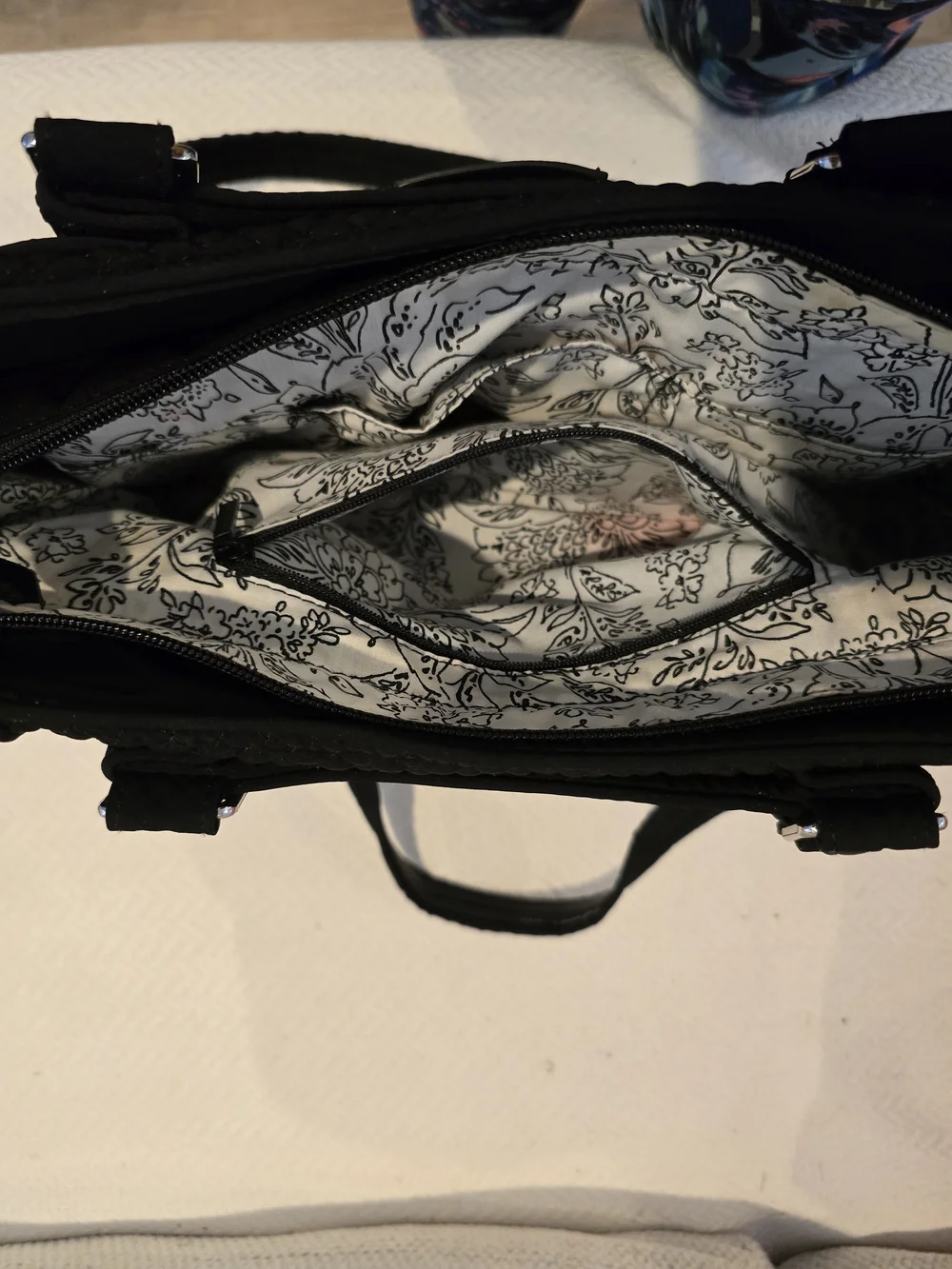 Vera Bradley subtle zippers bag