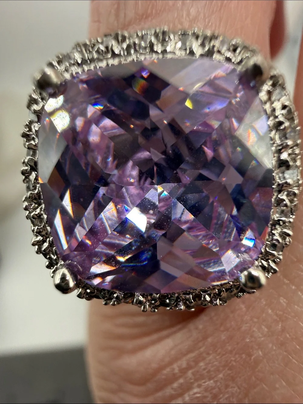 Vintage stunning rhodium plated Silvertone Ring Cushion Cut faceted lilac glass