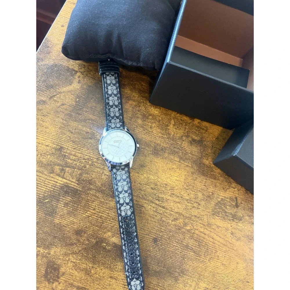 Coach Signature‎ C Leather Strap Watch Silver Tone W/ Box Needs Battery