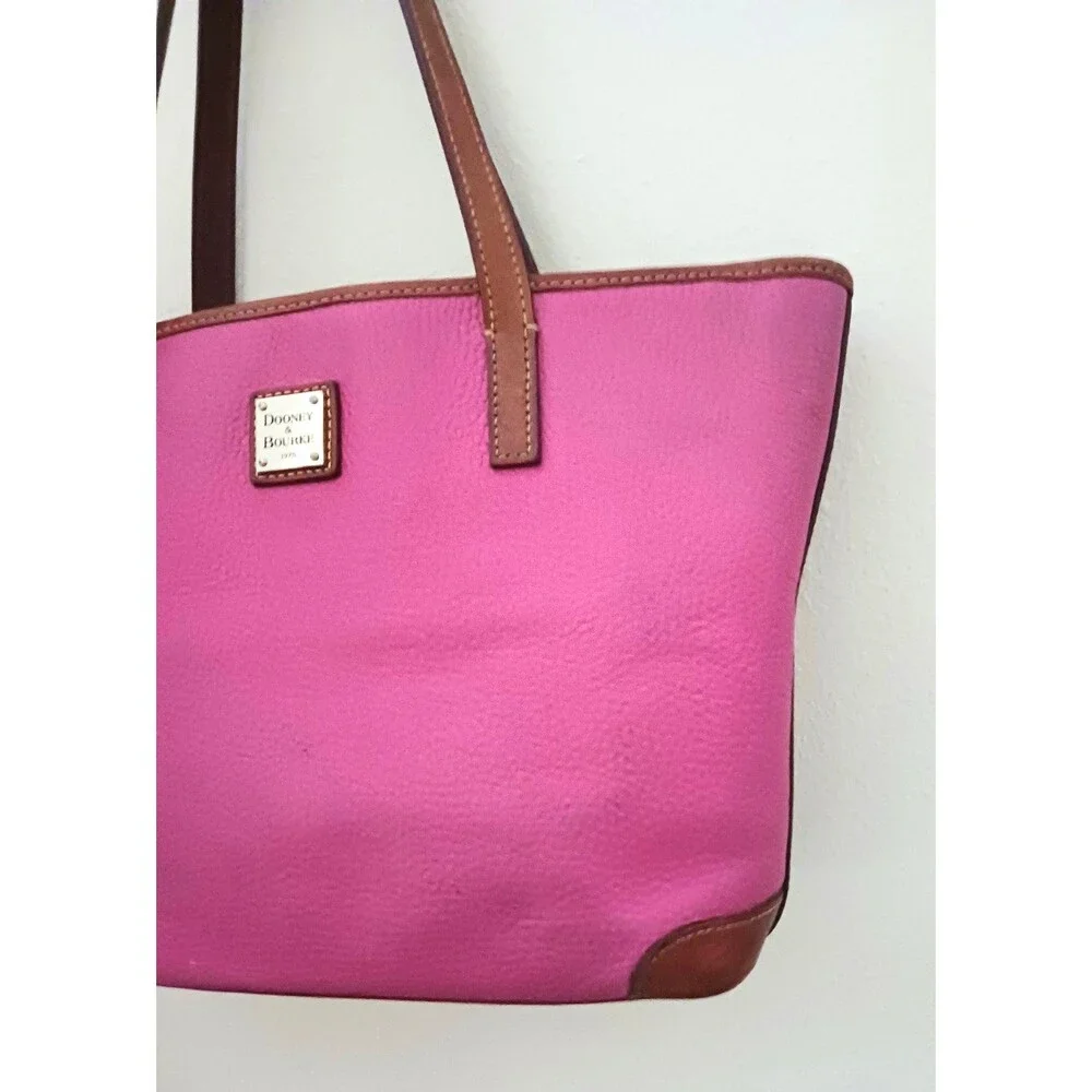 Dooney & Bourke contrast carrying