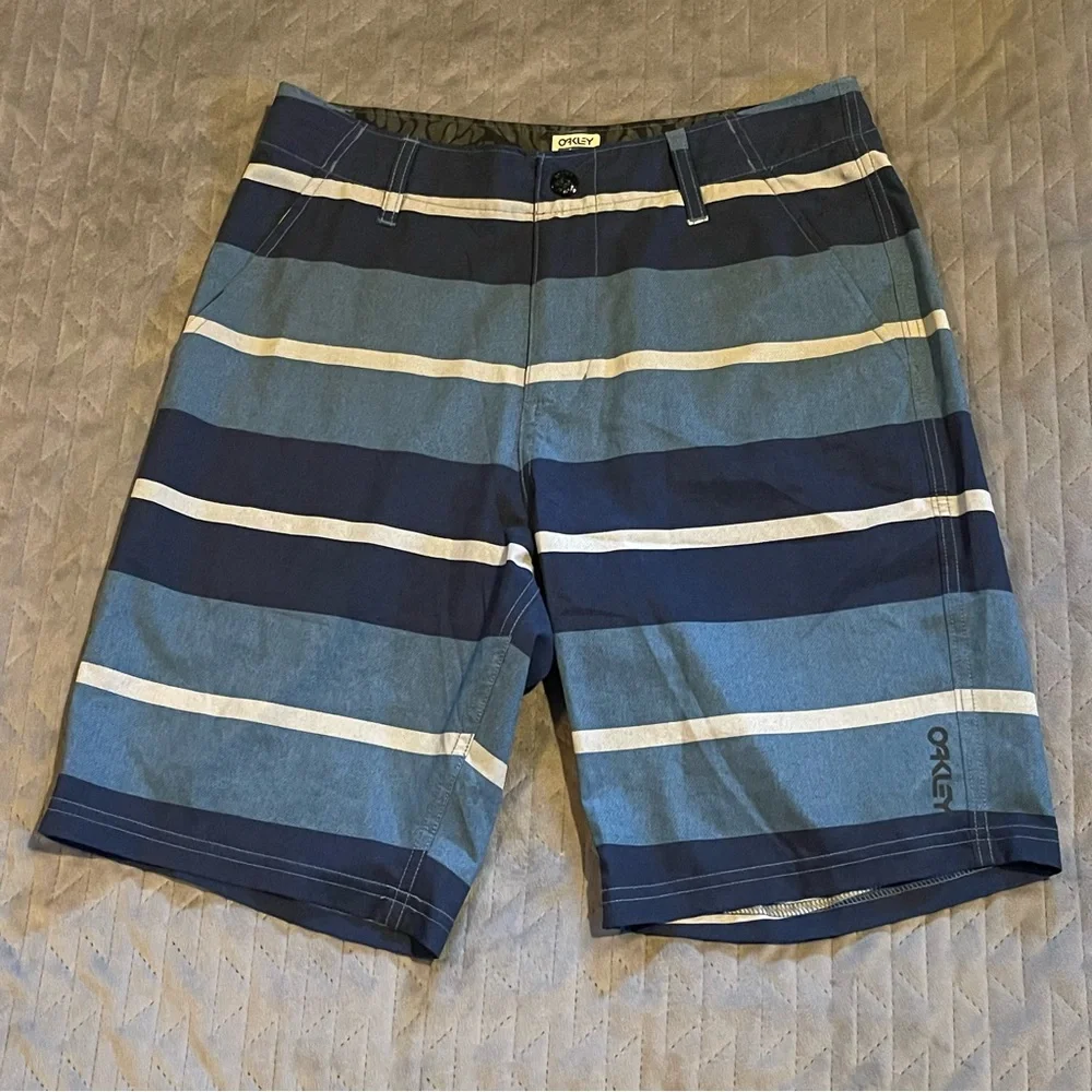 Oakley shorts mens size 30 EUC‎ blue/white