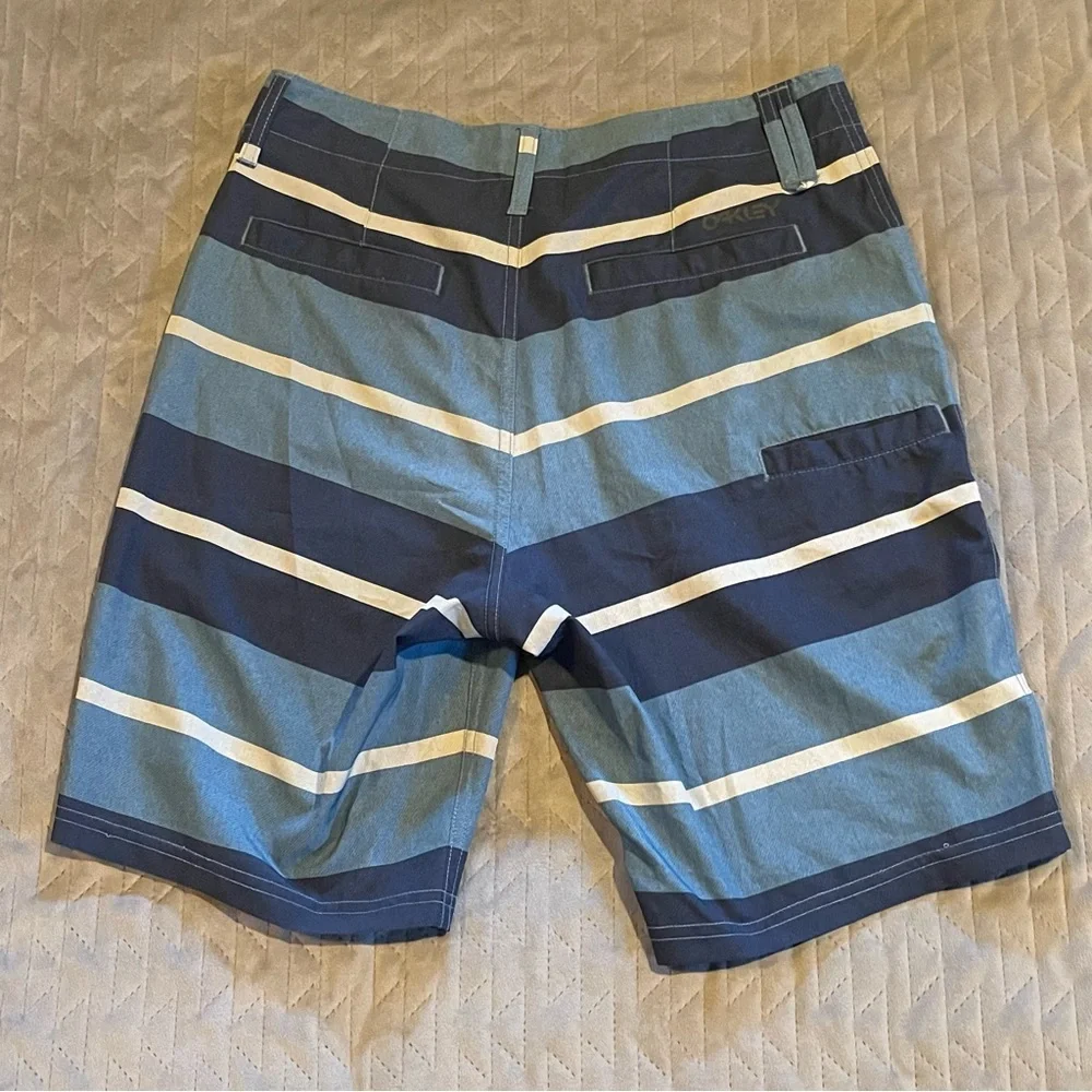 Oakley shorts mens size 30 EUC‎ blue/white