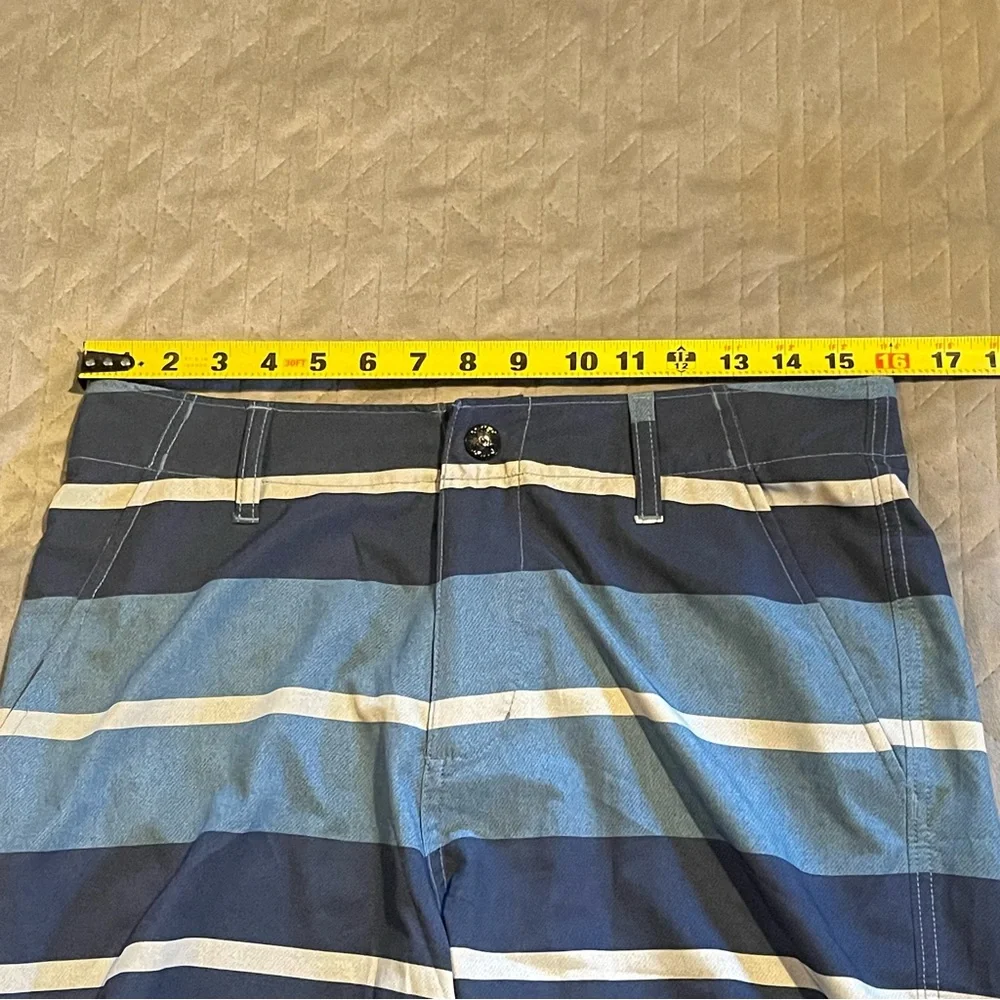 Oakley shorts mens size 30 EUC‎ blue/white