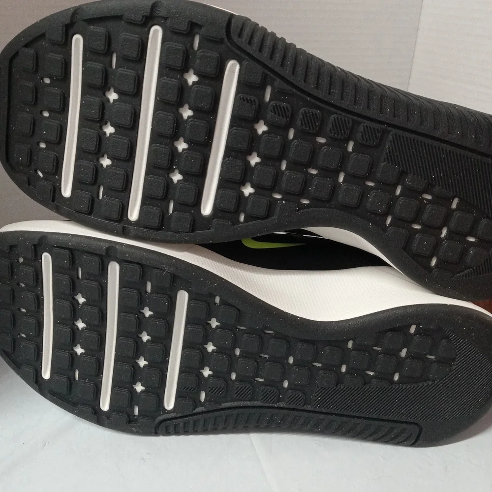 Nike MC Trainer 3 Men's Size 10.5 Black Volt Running Training Shoes Sneakers