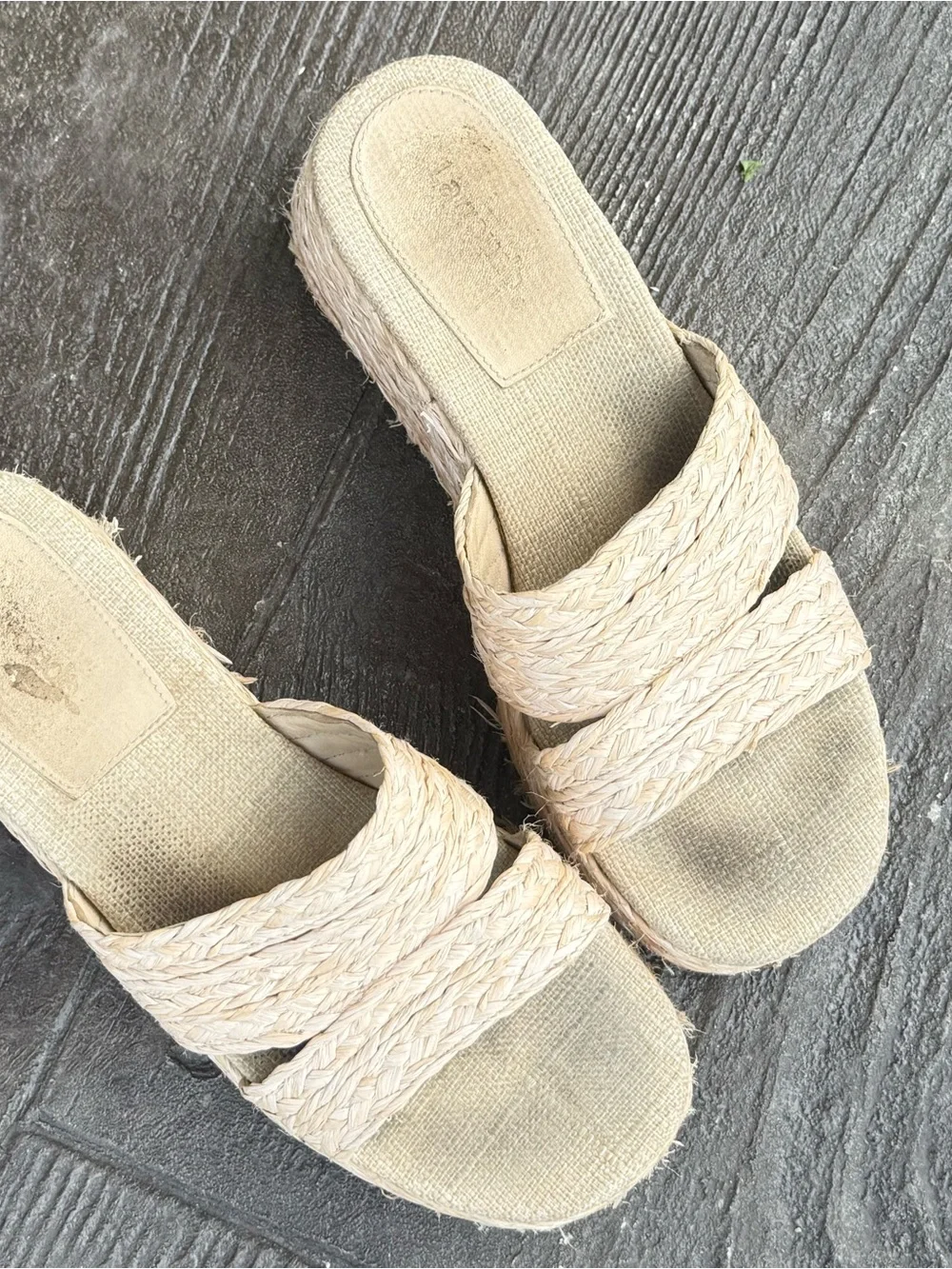 $375 Larroude 8.5 Raffia platform Beige Woven Slide Sandals