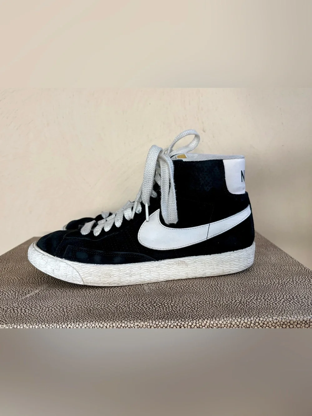 Nike Vintage Women Black & White High w Emerald Soles!!!  Size7.5
