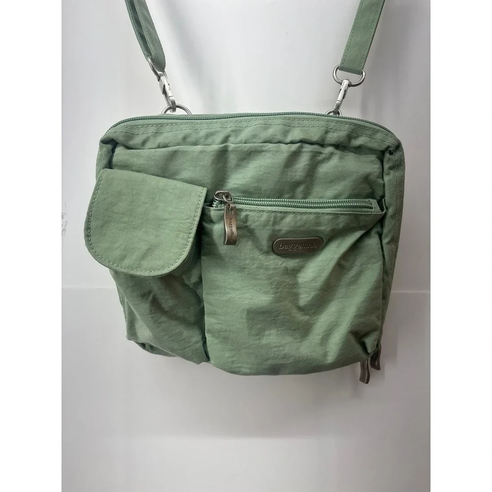 Baggallini Pastel Green Crossbody Purse (sz. 8 in)