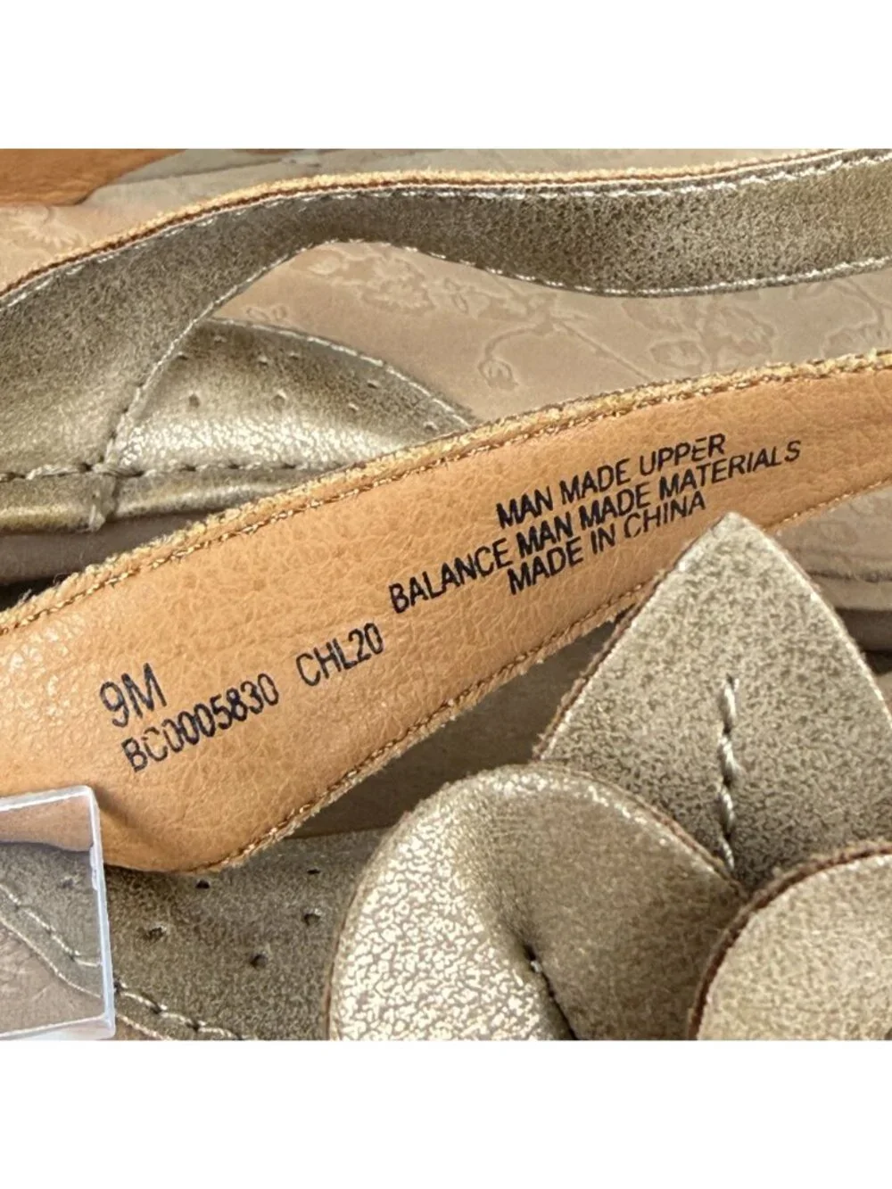b.o.c. Born Floral Thong Sandals Womens 9 Tan/Gold Faux Leather Casual Slip On