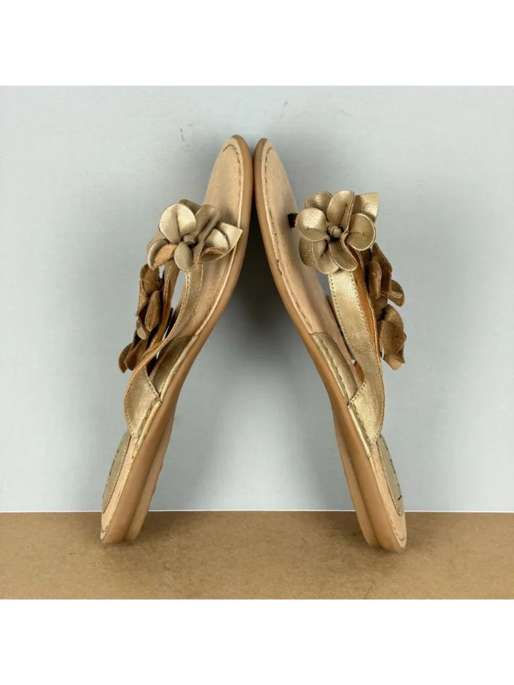 b.o.c. Born Floral Thong Sandals Womens 9 Tan/Gold Faux Leather Casual Slip On