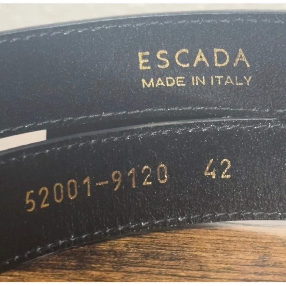 Escada Womens Cream Leather Belt Gold Logo Buckle Made in Italy Sz 42 52001-9120