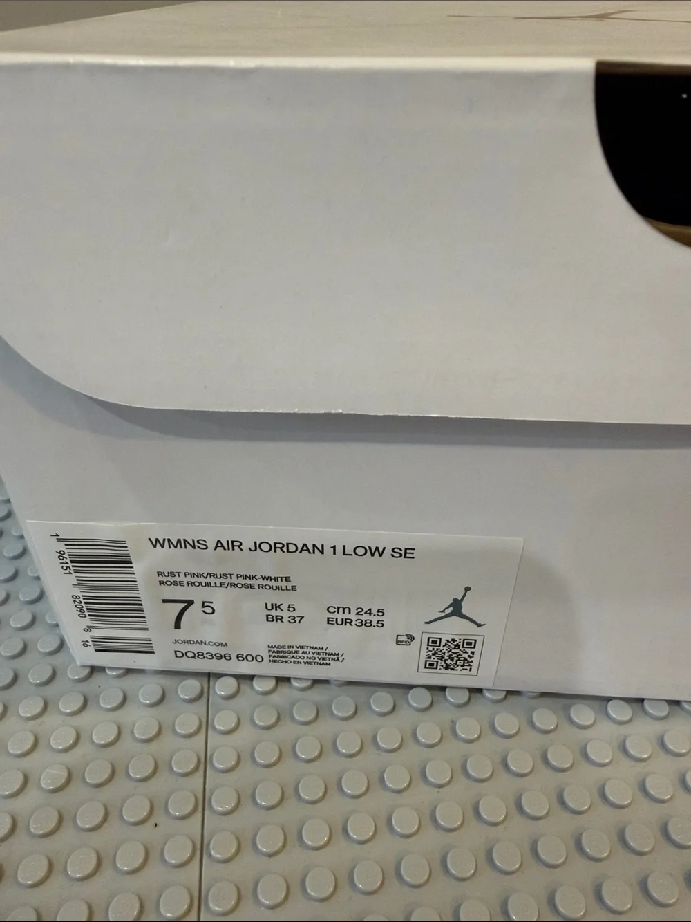 Nike sole satin traction
