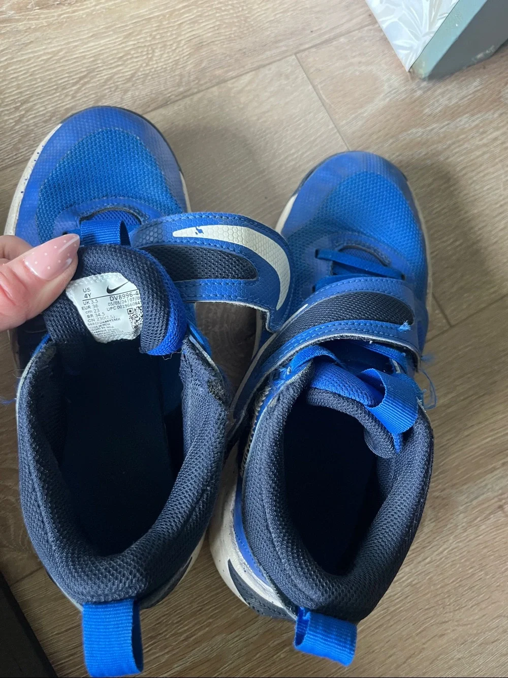 Nike Kids Blue Basketball court velcro shoes Sneakers EUC big kids 4