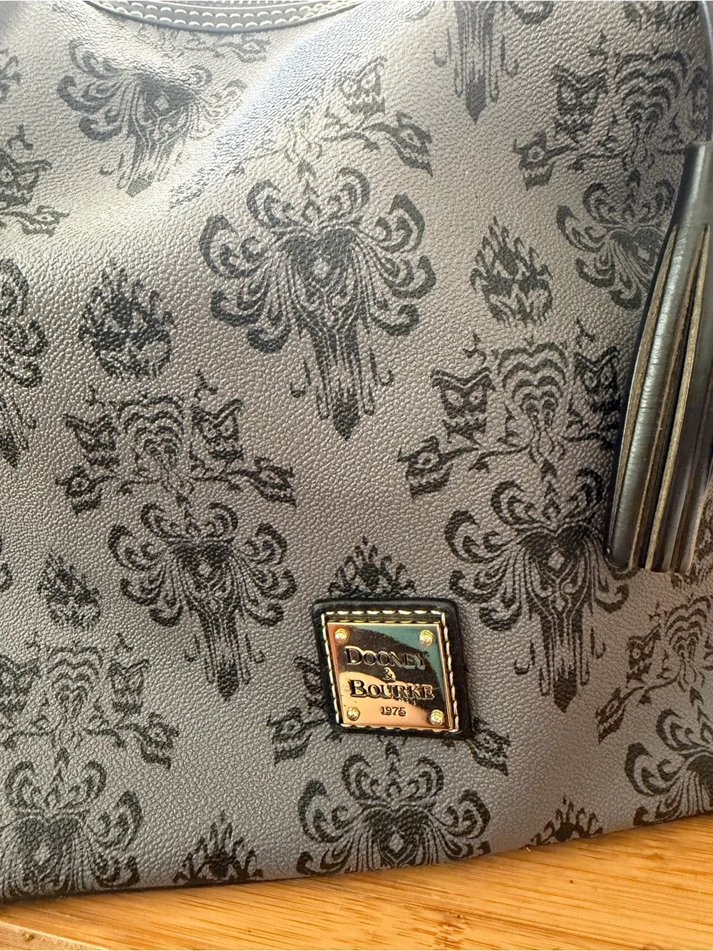 Dooney & Bourke shoulder single essentials