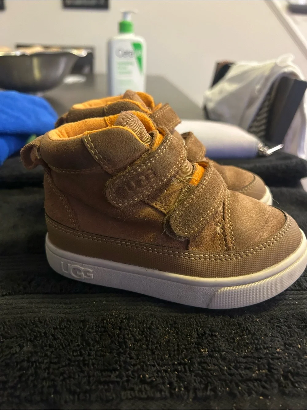 UGG toddler kids chestnut Rennon II size 7 EUC