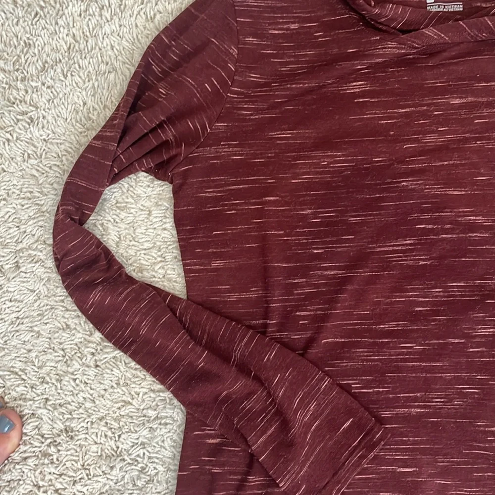 Women’s Nike drifit SZ M lightweight hoodie. Maroon w/pink. Great condition