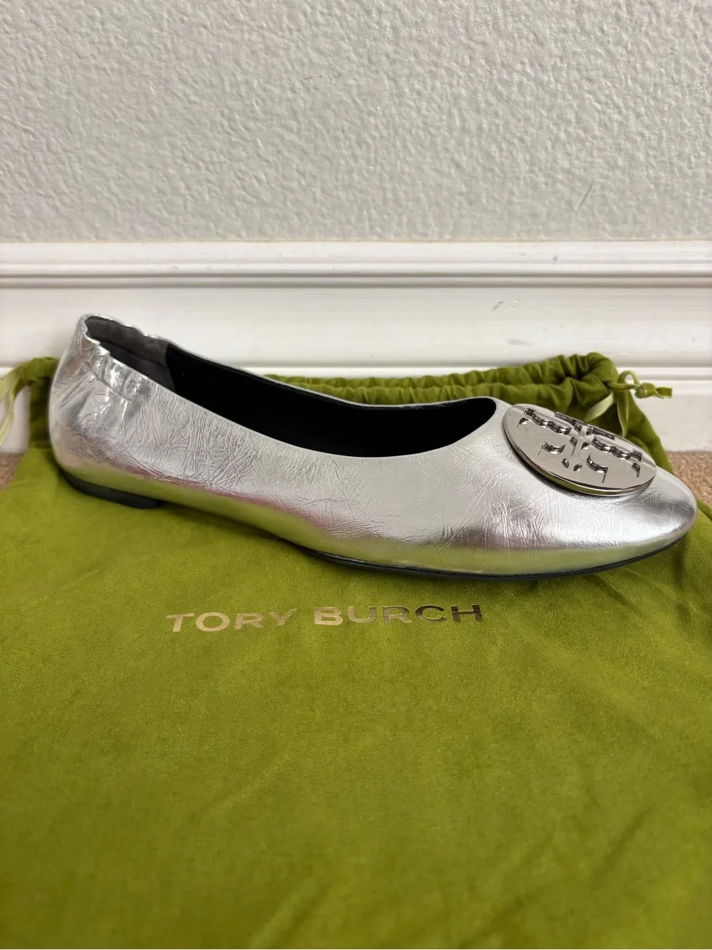 NEW in box Tory Burch Claire Silver Metallic Leather Ballet Flats, Size 9