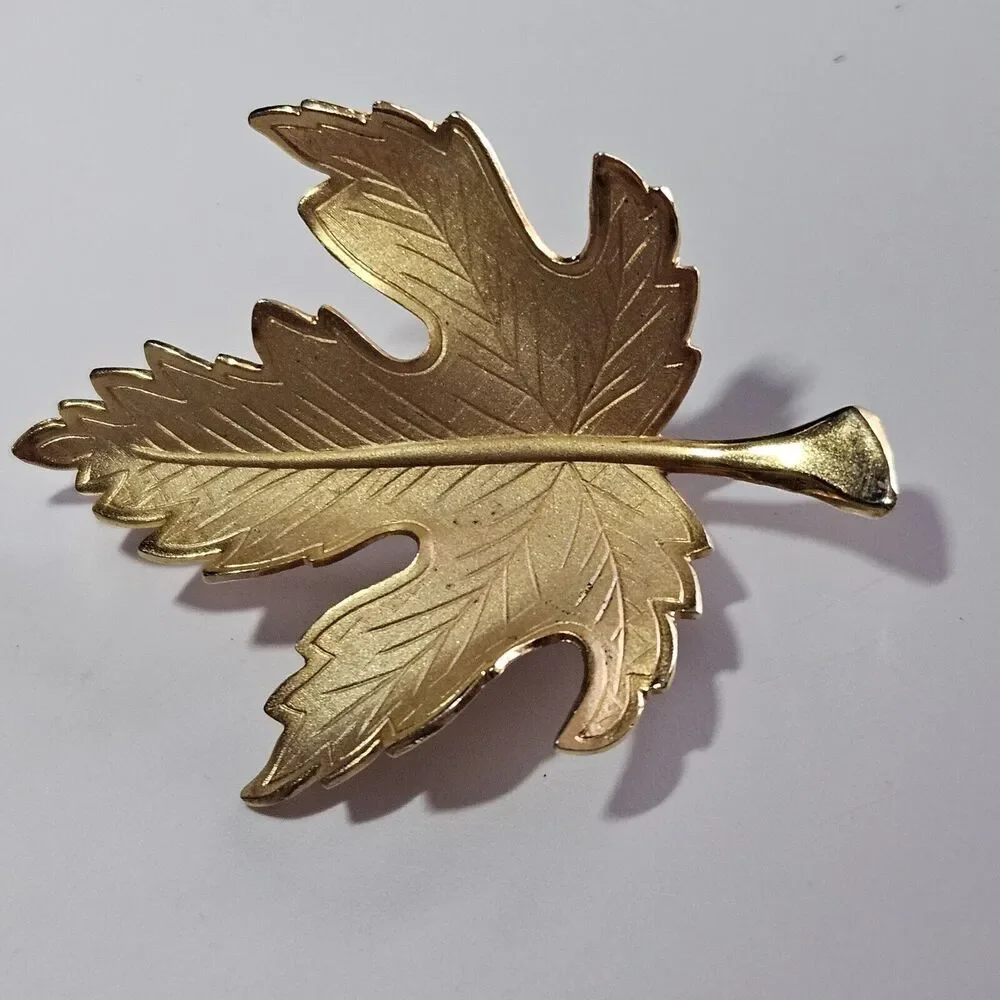 Vintage Gold Tone Maple Leaf Brooch